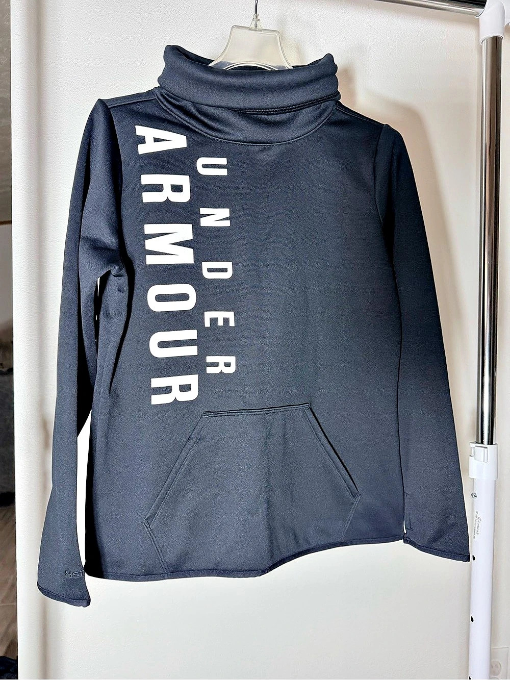 Under Armour ColdGear Women’s Medium Pullover.